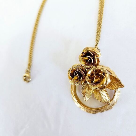 Vintage Mid Century Gold Tone Textured Flower Rose Wreath Pendant Chain Necklace - Picture 5 of 9